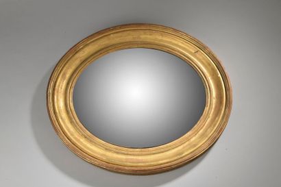 null Miroir de sorcière ovale, l'encadrement en bois doré.


XIXe siècle.


Haut....