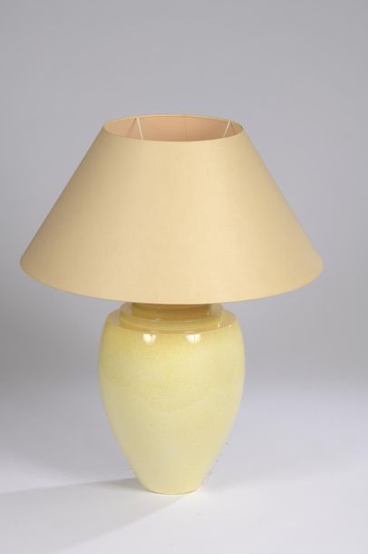 null Importante lampe à poser en faïence mouchetée jaune, le col étagé.

Vers 1980.

Haut...