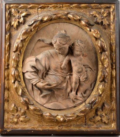 null Tondo en terre cuite représentant en fort relief le buste de la Vierge à l’Enfant...