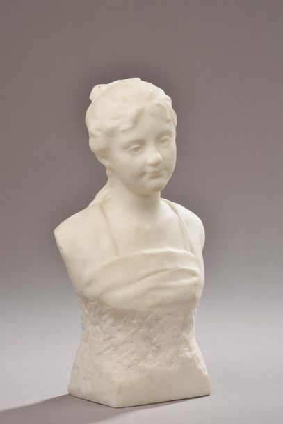 null Jean-Jules FRERE (1851-1906).
Jeune fille aux cheveux noués.
Buste en marbre...
