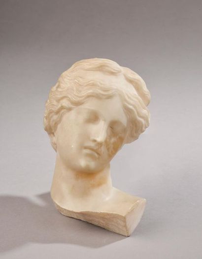 null Jean-Jules FRERE (1851-1906).
Jeune fille aux cheveux noués.
Buste en marbre...