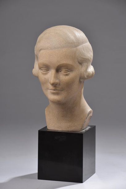 null Jane BLANCHOT (XXe siècle).
Portrait de Femme. 
Sculpture en taille directe...
