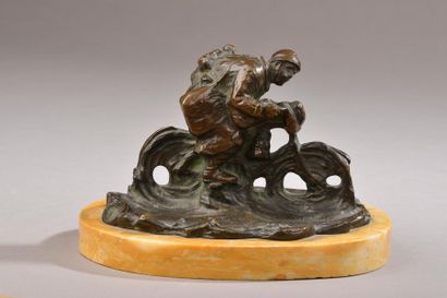 null Eugène-René ARSAL (1884-1972).
Poilu à vélo enlisé dans la boue
Bronze à patine...