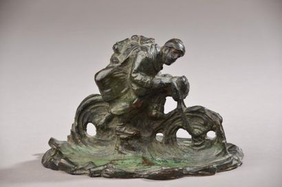 null Eugène-René ARSAL (1884-1972).
Poilu à vélo enlisé dans la boue
Bronze à patine...