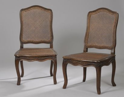 null Paire de chaises à la reine en bois naturel mouluré et sculpté. Le dossier et...