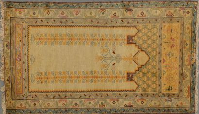 null Trois tapis d'Anatolie centrale du début du XXe siècle :
- Petit tapis YASTIK...