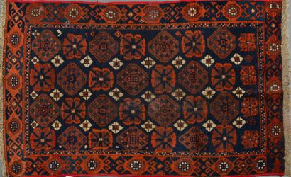 null Petit tapis BELOUCHISTAN en laine brique et bleu marine à décor dit "mina khani"....