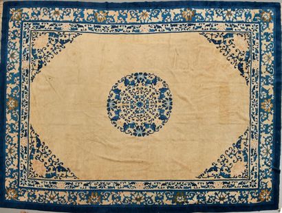 null Tapis SHANGAÏ en laine polychrome sur fondation en coton (usures et taches)....