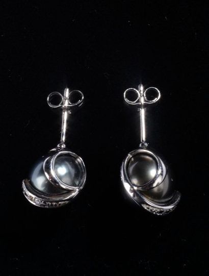 null *Ensemble de 12 paires de boucles d'oreilles en or gris 9k, serties d'une perle...