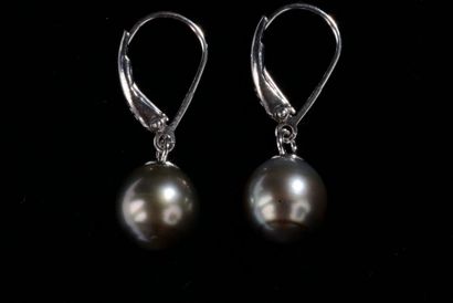 null *Ensemble de 140 paires de boucles d'oreilles pendantes en argent, ornées d'une...