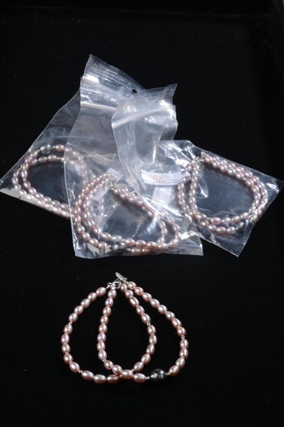 null *Ensemble de 67 pièces comprenant:
- 4 bracelets de perles de culture d'eau...