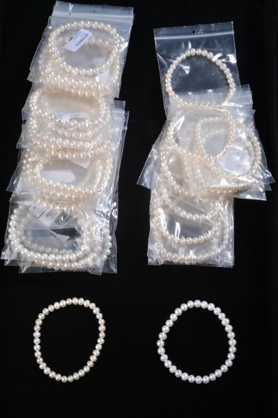 null *Ensemble de 67 pièces comprenant:
- 4 bracelets de perles de culture d'eau...