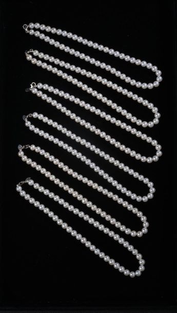 null *Ensemble de 32 collier ras du cou comprenant:
- 4 colliers ras du cou de perles...