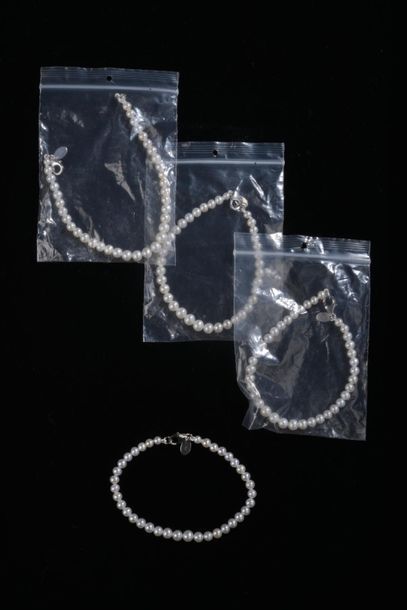 null *Ensemble de 13 bracelets comprenant:
- 1 bracelet en perles de culture d'eau...