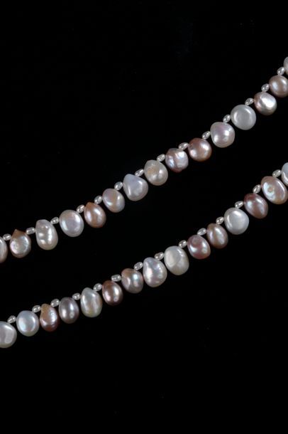 null *Ensemble de 10 colliers comprenant:
- 1 collier ras du cou de perles de culture...