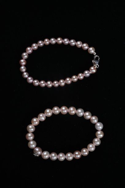 null *Ensemble de 22 pièces comprenant:
- 12 bracelets en perles de culture d'eau...