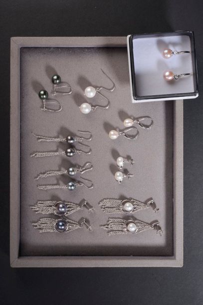 null *Ensemble de 123 paires de boucles d'oreilles ou pendantes en argent comprenant:
-...