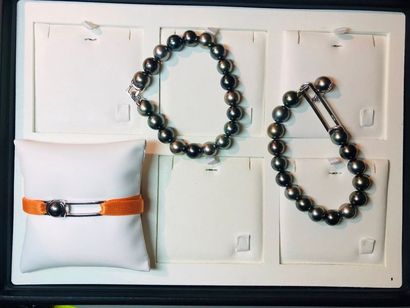 null *Ensemble 3 bijoux comprenant: 
- 2 bracelets de perles de culture de Tahiti...
