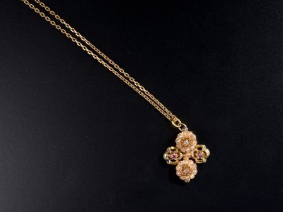 null Chaîne en or jaune 14k à maille forçat, retenant un pendentif cruciforme en...