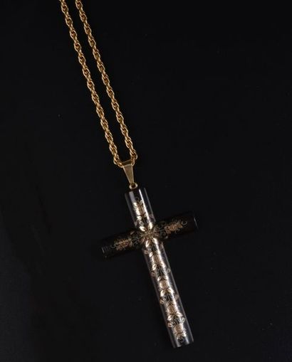 null Chaîne en or jaune 18k à maille corde retenant une croix en écaille piquée d'or...