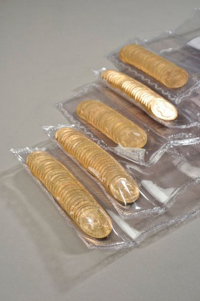 null Dans quatre sachets, ensemble de 115 pièces de 20 francs or comprenant :
- Quatre...