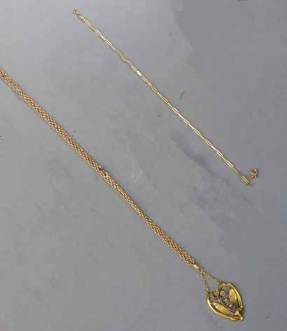 null Ensemble de bijoux comprenant :
- Chaîne en or jaune 18k, ornée d'un pendentif...