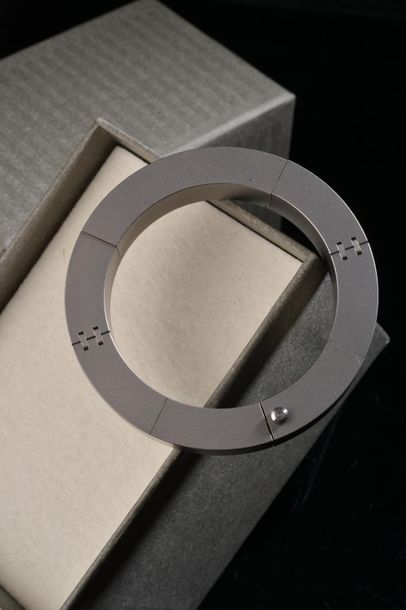 null *Bracelet articulé en métal brossé de couleur grise, transformable en plaque,...