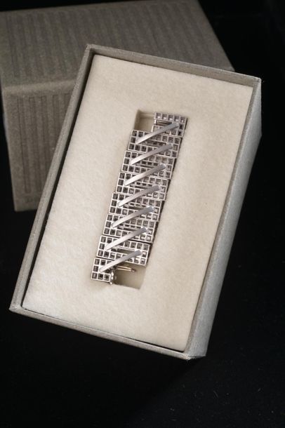 null *Bracelet articulé en argent, composé de 7 briques ajourées, par 7 anneaux de...