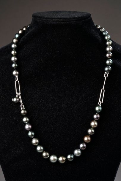 null *1 collier de perles de culture de Tahiti grises, orné de deux double-anneaux...