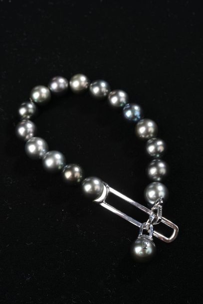 null *1 bracelet de perles de culture de Tahiti grises, terminé par deux anneaux...
