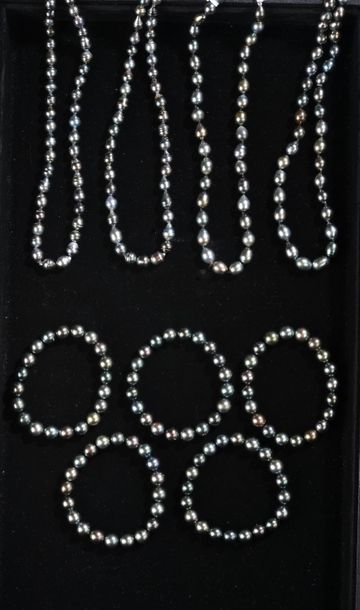 null *Ensemble de semi-parures comprenant: 
 - 4 colliers ras du cou de perles de...