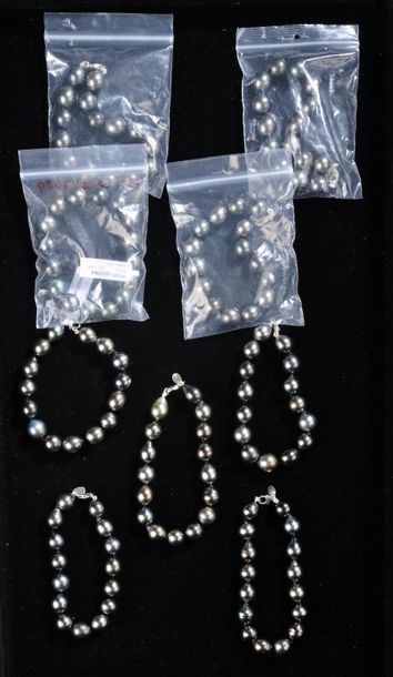 null *Ensemble de 9 bracelets de perles de culture Tahiti grises, avec un fermoir...