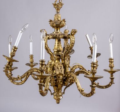  Lustre en bronze ciselé et doré à huit bras de lumières richement décoré de rinceaux,... Gazette Drouot