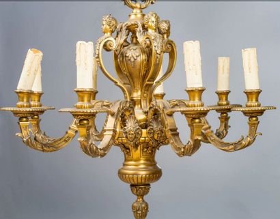  Lustre en bronze à huit bras de lumière ciselé & doré à décor de mascarons, acanthes,... Gazette Drouot