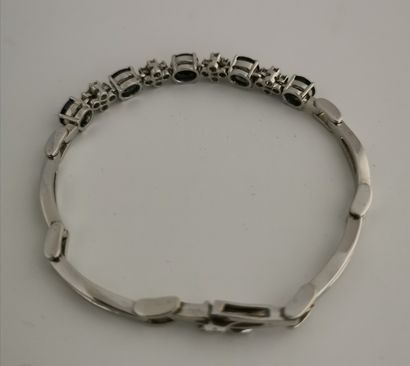  Bracelet or gris 750/1000e articulé, 14,1 grs. fermoir articulé + « 8 »de sécurité,...