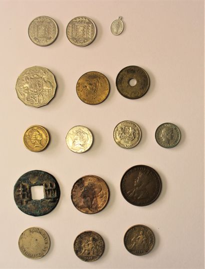  Lot de divers pièces: 2 pièces de 1 francs de 1995, un tout petit médaillon de Lourdes,...