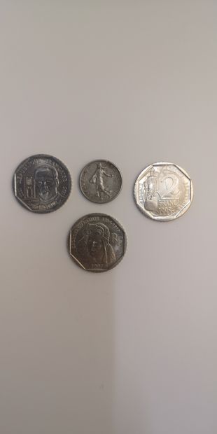  Lot de trois pièces de 2 Francs, en nickel : une pièce commémorative Guynemer de...