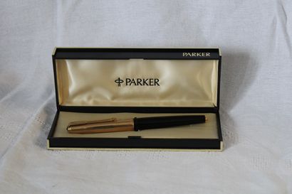 Un stylo plume PARKER, plaqué or