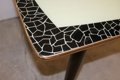Table basse, motif mosaique et lignes stylisées...