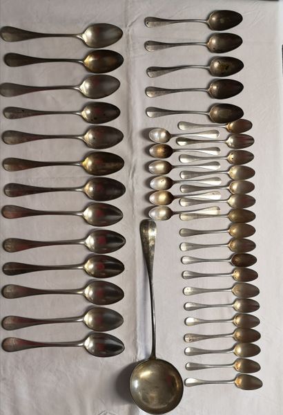 Un lot composé de service en métal argenté comprenant 24 cuillères à café, 8 fourchettes...