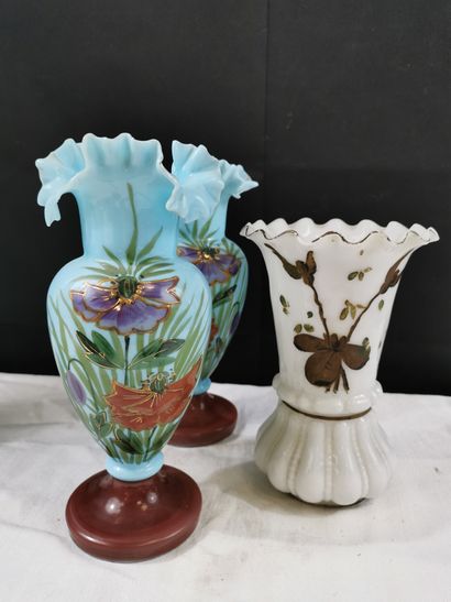 Trois vases, motif floral, un vase bleu ...