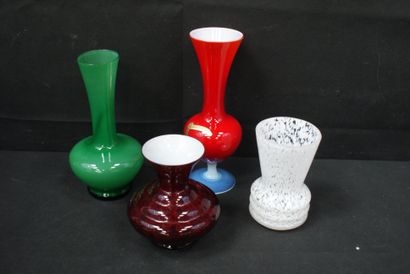 Lot de quatre vases en verre : vert h20,...