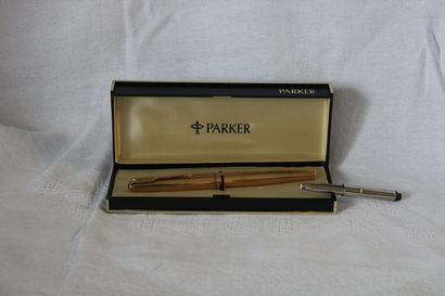 Un stylo plume PARKER 65, plaqué or