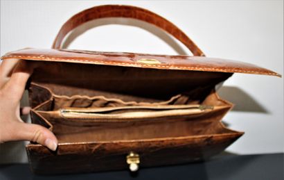 null 
Crocodile handbag 30 x 18 cm, gold metal clasp, short handle 
