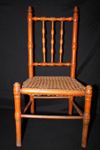 Petite chaise en bois d'enfant