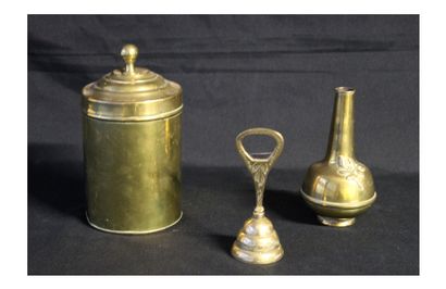 null Lot de 3 petits éléments métal doré et laiton : soliflore, clochette, boite...