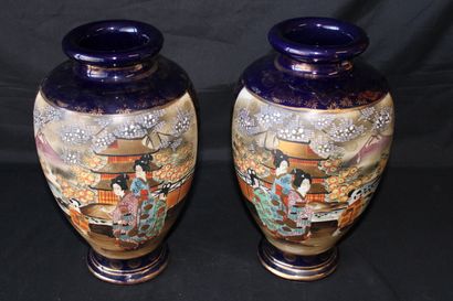 null Paire de vases asiatique en céramique, ton bleu/vert et dorure, décor "personnages...