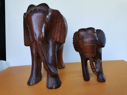null Deux statuettes éléphants, bois sculpté, 20x19, 10x6