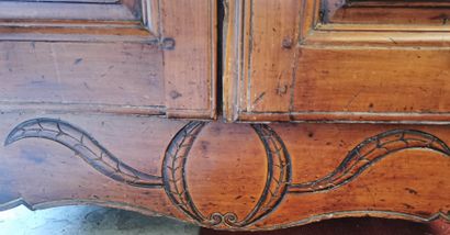 null Armoire Rustique, deux portes, bandeaux à motif d'arabesque et fleurs, côtés...