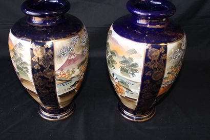 null Paire de vases asiatique en céramique, ton bleu/vert et dorure, décor "personnages...